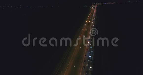 汽车在夜间行驶在高速公路上空中观景交通堵塞视频的预览图