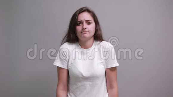 失望的白衬衫女人张开双手看上去不开心视频的预览图