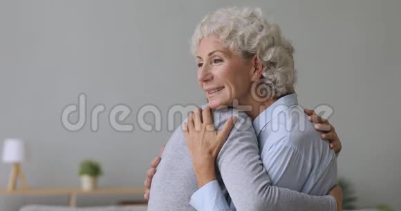 年迈的老奶奶拥抱着小孙女视频的预览图