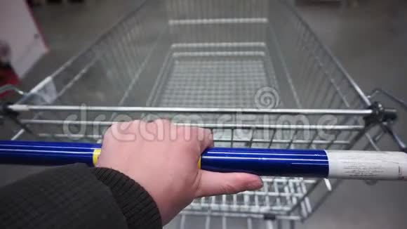 一个超市里的人正从柜台旁的篮子经过在超市购物视频的预览图
