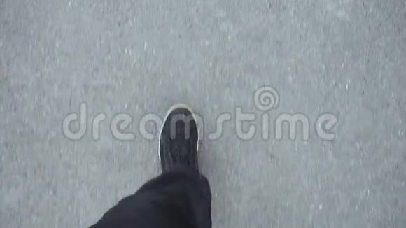 穿黑色运动鞋的人正在沥青上行走视频的预览图
