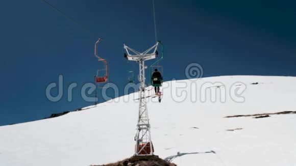 雪山背景下的红色滑雪缆车下山视频的预览图