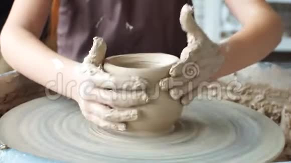 创造了一个陶罐波特粘土作坊装置上的粘土手在陶轮上工作塑造一个陶罐视频的预览图