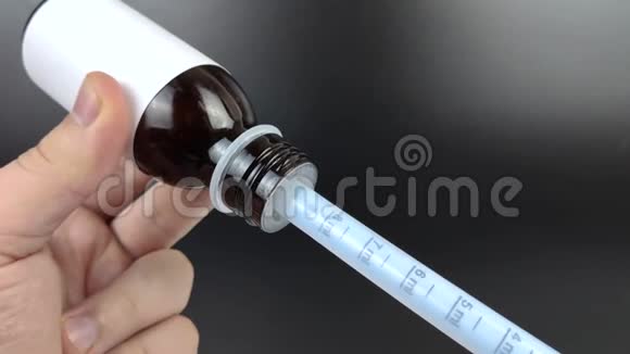 液体退热剂收集在塑料注射器中用于口服发烧药物的宏观视频视频的预览图