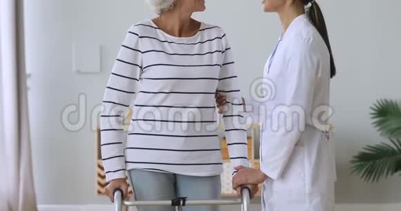 女看护理疗师支持与老年女性患者交谈视频的预览图