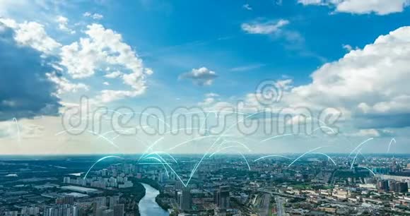 夏季白天空中时光城市景观与未来的电信元素智慧城市概念视频的预览图