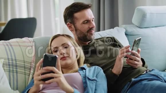一对夫妇在客厅用智能手机视频的预览图