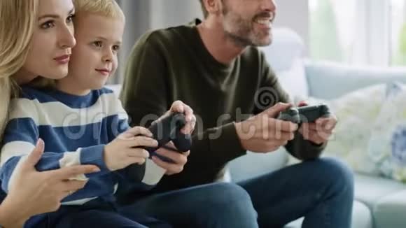 家人一起玩电子游戏视频的预览图