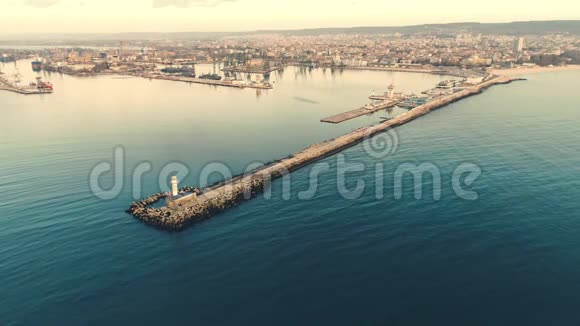 灯塔和日落时的海港鸟瞰保加利亚瓦尔纳视频的预览图