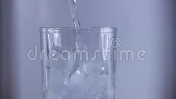 纯饮用水倒入玻璃杯中视频的预览图