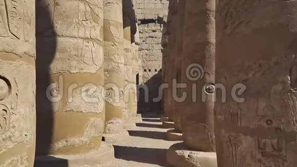 埃及卢克索的卡尔纳克神庙卡尔纳克神庙建筑群俗称卡尔纳克由各种腐朽庙宇组成视频的预览图