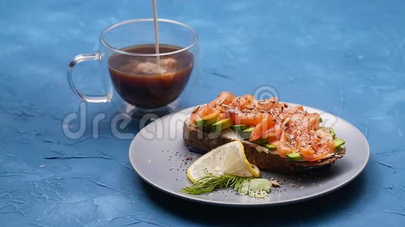 三文鱼三明治和咖啡健康早餐或小吃视频的预览图