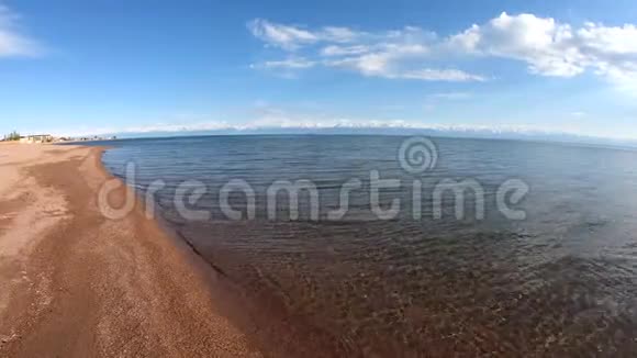 湖滨美丽的碧水视频的预览图