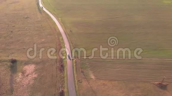 空中无人机在沥青路上的镜头视频的预览图