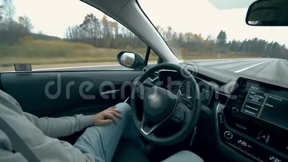 自动驾驶汽车上路自动驾驶汽车智能车辆无驾驶汽车概念视频的预览图