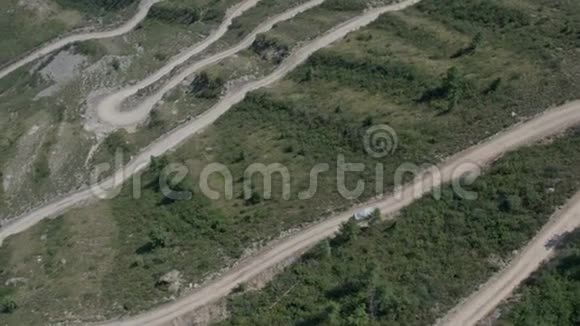 蜿蜒曲折的蛇形公路通行证山景自驾车旅游4k视频的预览图