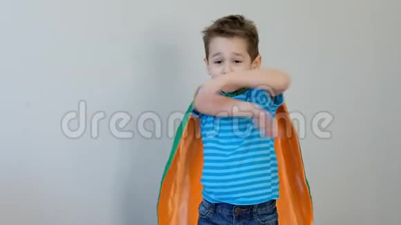 一个穿着超级英雄服装的男孩用手拥抱自己的肖像成功的概念快乐的童年4k视频视频的预览图