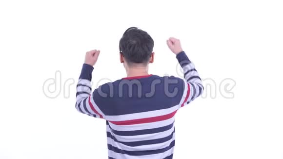 快乐的日本嬉皮士男子举起拳头后景视频的预览图