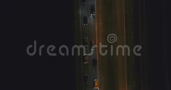 汽车在夜间慢慢地在高速公路上行驶上面的鸟瞰图交通堵塞视频的预览图