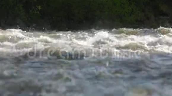 一条破碎的河流在海岸的背景下以声音流动视频的预览图