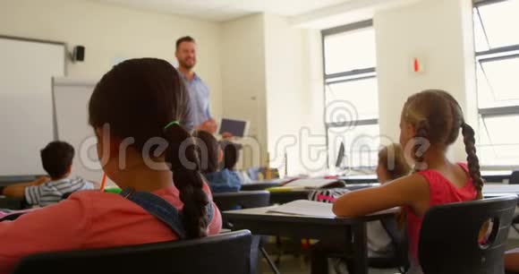 高加索男教师在4k教室教学时使用数字平板电脑视频的预览图