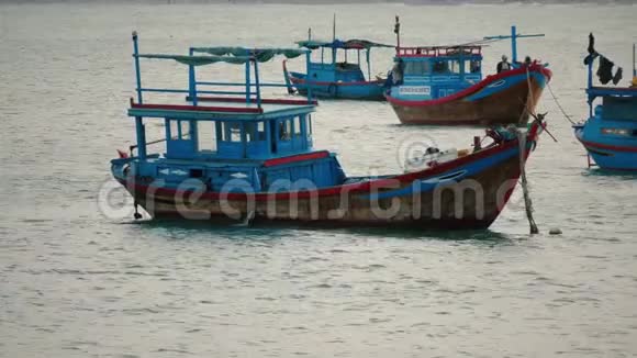 越南港口的蓝色渔船视频的预览图