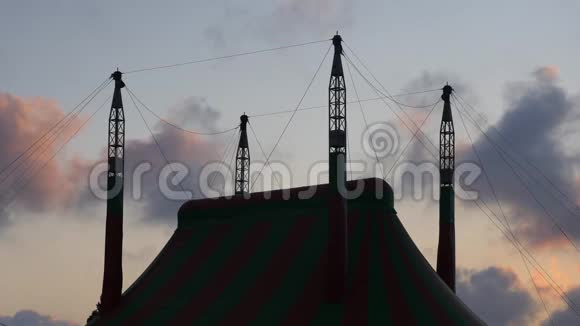 日落时美丽的景色剪影建筑屋顶在背景的天空朝傍晚影子大马戏团的云朵在移动视频的预览图