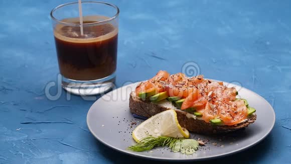 三文鱼三明治和咖啡健康早餐或小吃视频的预览图