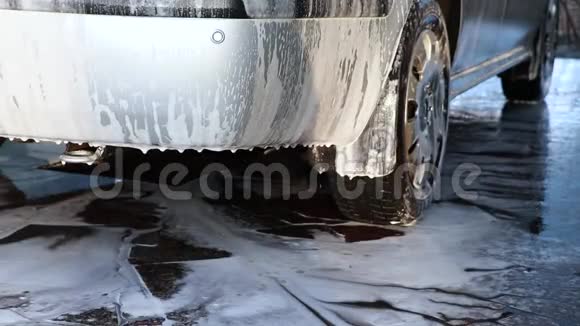 大滴泡沫跑掉灰机清理机器的污垢泡沫白色液滴的宏观视频视频的预览图
