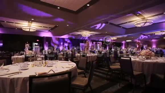 优雅的餐桌安排和婚宴餐饮时尚的花束中心视频的预览图