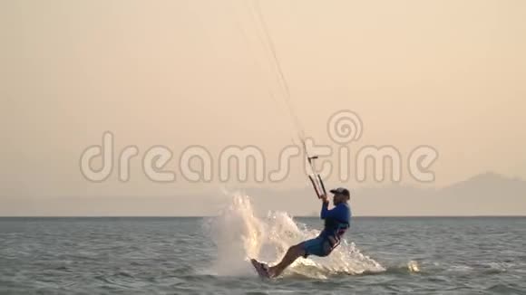 风筝冲浪者空中跳跃在空中飞行特技和技巧视频的预览图