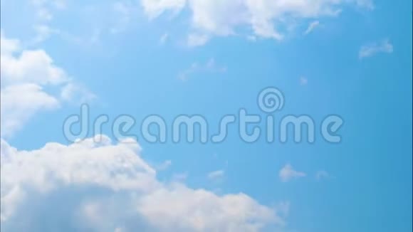 蓝天延时背景下的云运动自然和全球环境云景和天空景观概念4K页视频视频的预览图