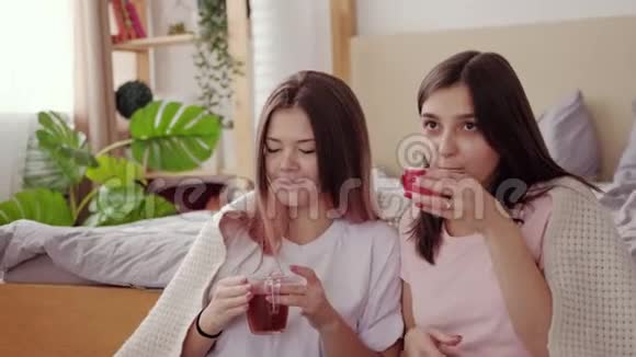 朋友联谊家休闲女孩儿喝茶视频的预览图