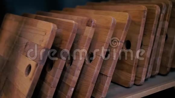 立在架子上的木制砧板视频的预览图