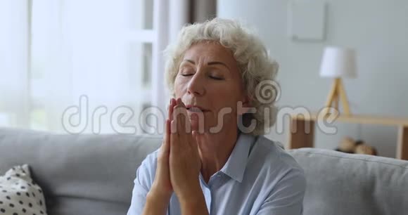 忠心耿耿的老奶奶独自在家满怀希望地祈祷视频的预览图