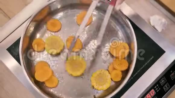 把胡萝卜和玉米放在锅顶上烤视频的预览图