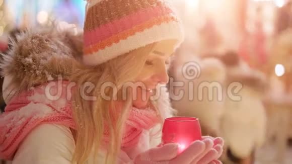 美丽的年轻女子手里拿着发光的蜡烛享受圣诞节或新年假期视频的预览图