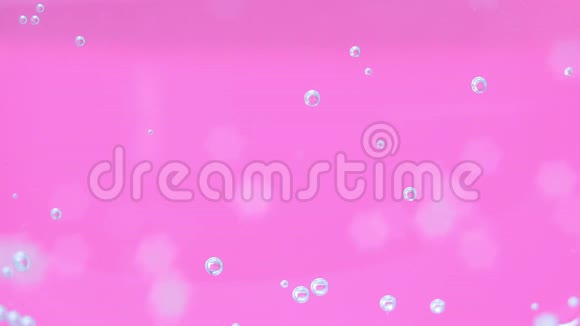 粉色玻璃背景配滴水苏打水矿泉水关闭选择性聚焦视频的预览图
