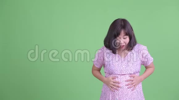 快乐的亚洲孕妇指了指看上去很惊讶视频的预览图