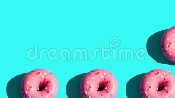 蓝色背景上的粉红色釉面甜甜圈运动模式创意概念视频的预览图