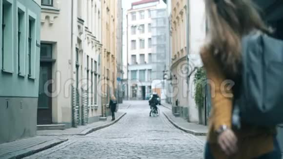 幸福的女人带着背包在古城散步视频的预览图