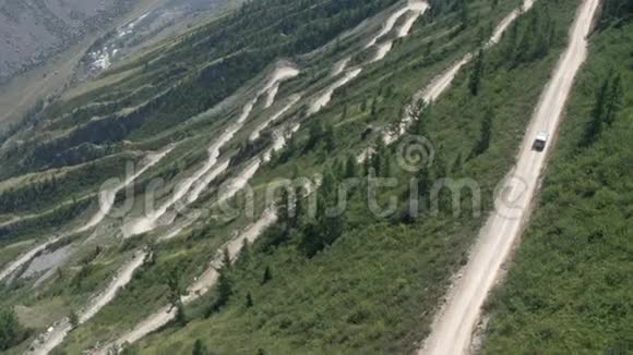 蜿蜒曲折的蛇形公路通行证山景自驾车旅游4k视频的预览图