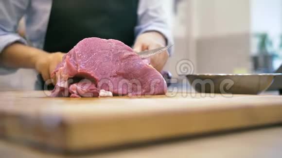 女厨师在厨房里切了一大块鲜肉视频的预览图
