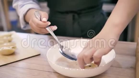 厨师在一盘意大利馄饨上端着一道漂亮的菜视频的预览图