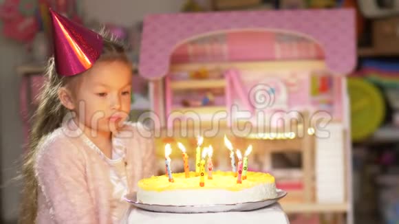 悲伤的不开心的解剖小女孩拿着一个蛋糕和蜡烛庆祝生日快乐无聊的孩子孩子为一个视频的预览图