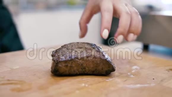 女厨师检查手指戳肉牛排视频的预览图