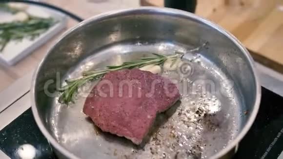 美味的肉排用迷迭香煎锅视频的预览图