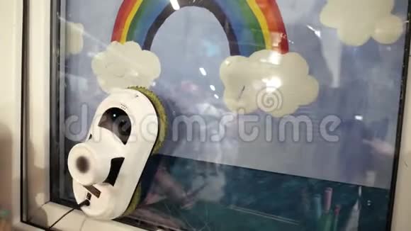 吸尘器机器人清洁窗户视频的预览图