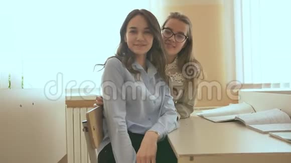 两个女学生在他们学校上课之间微笑视频的预览图