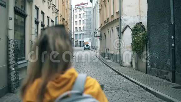 旅行者在城市里散步拍照视频的预览图